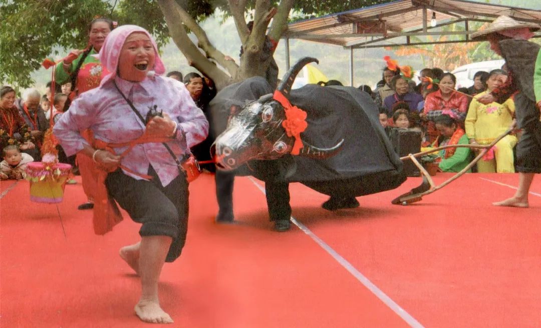 舞春牛表演