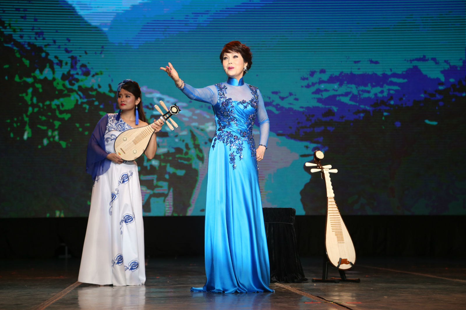 陈玲玉(国家一级演员)及徒弟诗琳,莫倩雯带来的粤曲弹唱《豪唱大江东