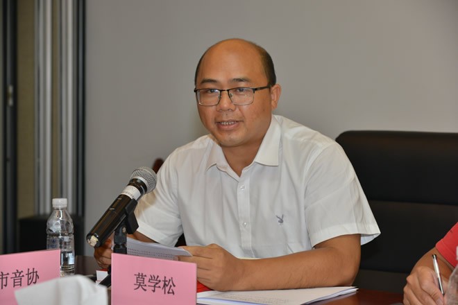 5市委宣传部文艺科科长莫学松宣读对6个文艺家协会通报表彰的决定�?1).jpg