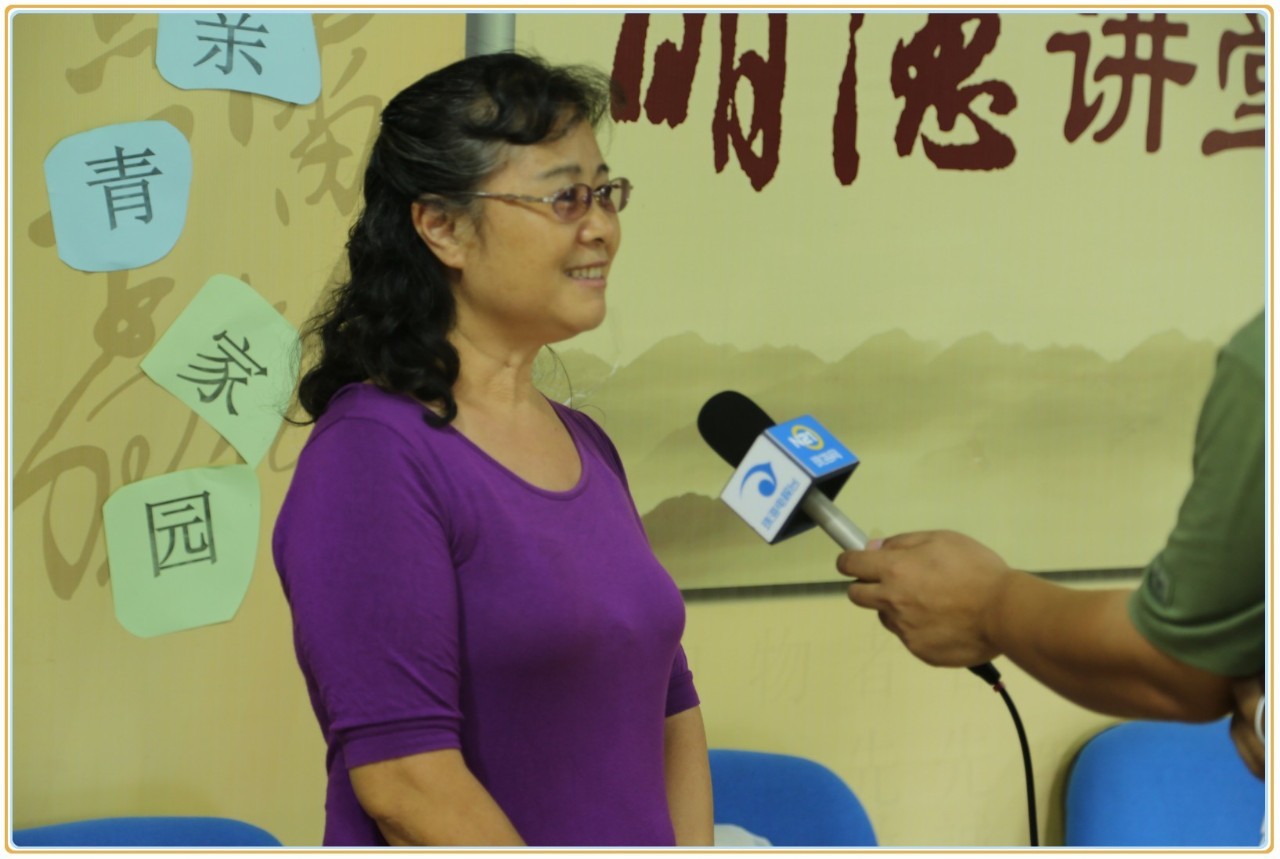 社区舞蹈队大妈接受珠海电视台的采访