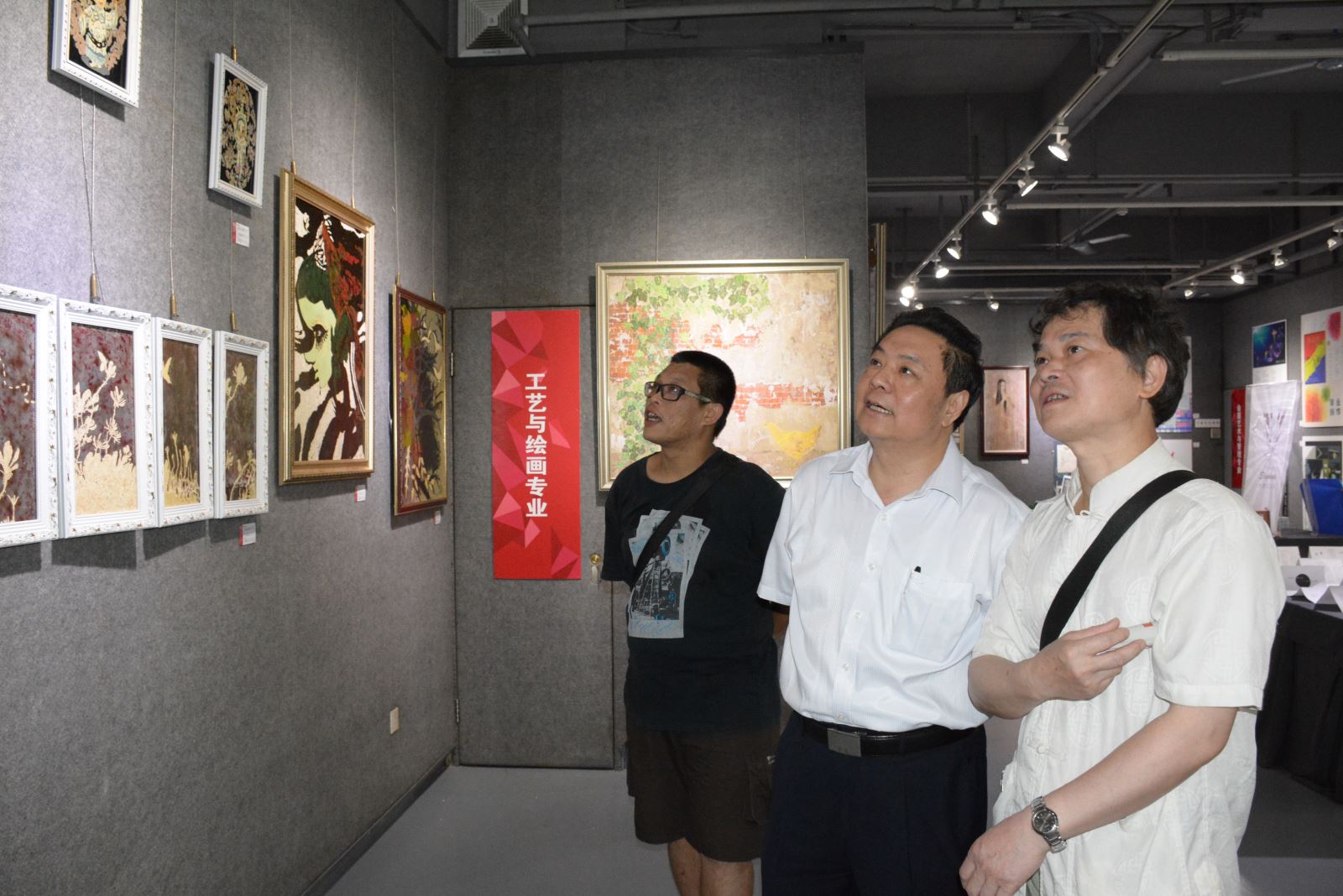 学院院长陈学希出席作品展