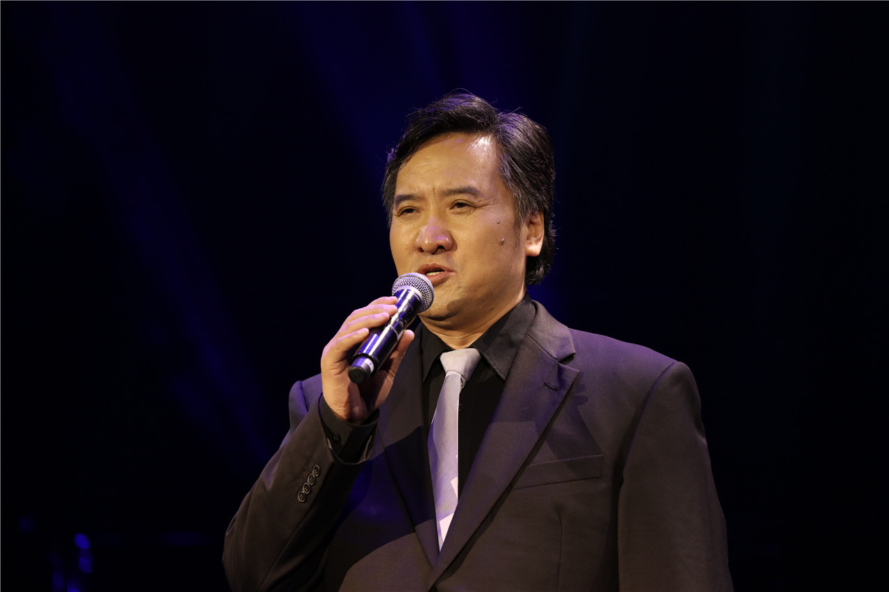 杰出的华裔旅澳男高音歌唱家杜吉刚演唱《大海啊,故乡》《今夜无人