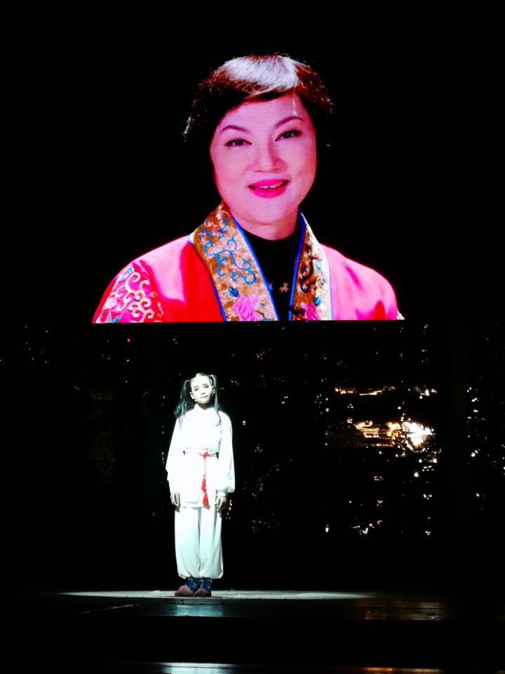 李仙花与汉剧小演员对话