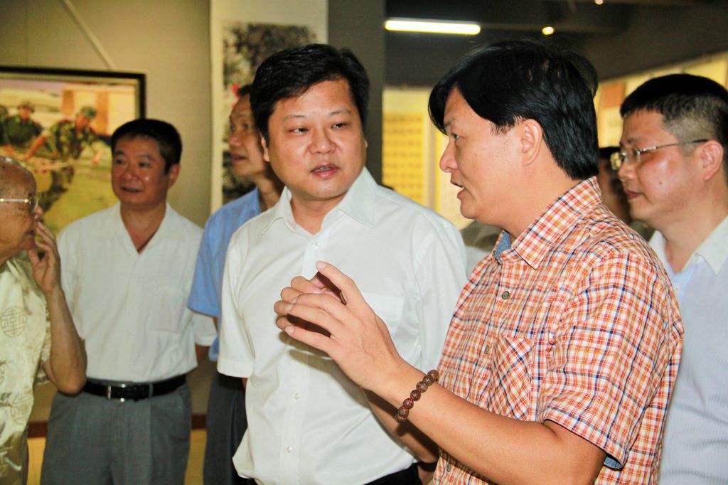 茂名市委常委,宣传部部长倪谦参观茂名书法作品展并详细了解茂名书法