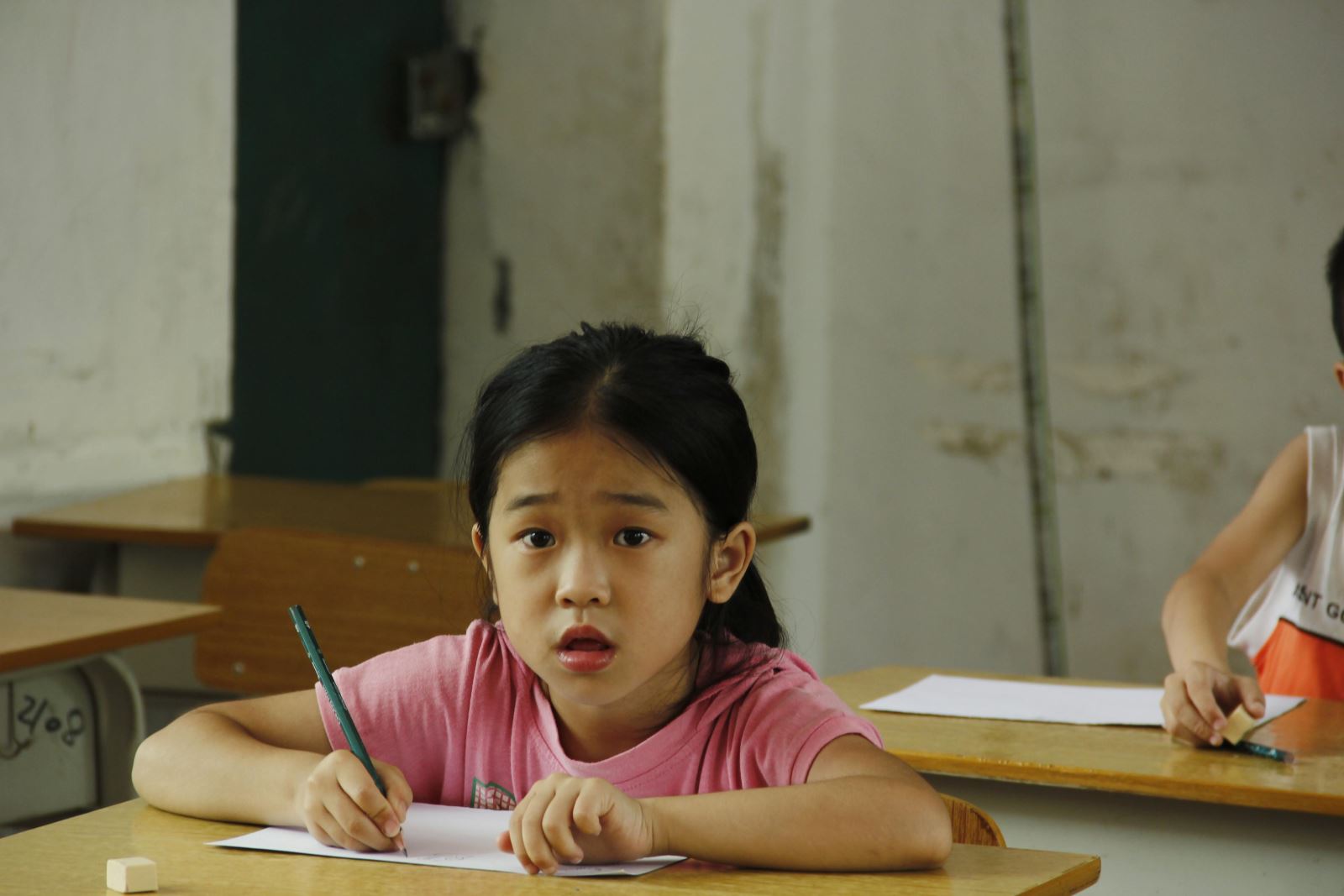 学生睁着求知若渴的大眼睛